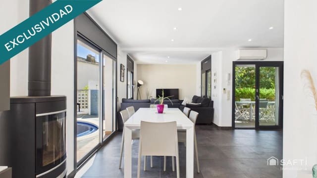 4 sypialnia Willa na sprzedaż w Empuriabrava, Castelló d'Empúries z basenem garażem - 599 000 € (Ref: 9920101)