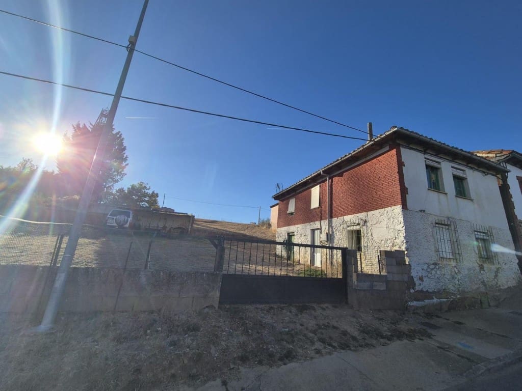 3 bedroom Finca/Country House for sale in Garrafe de Torio - € 75,000 (Ref: 9920107)