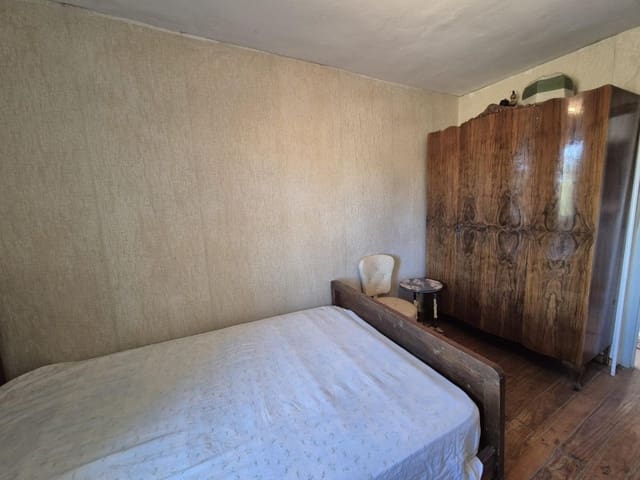 3 bedroom Finca/Country House for sale in Garrafe de Torío - € 75,000 (Ref: 9920107)