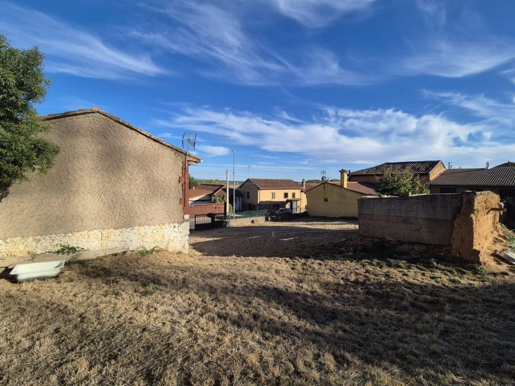 3 bedroom Finca/Country House for sale in Garrafe de Torio - € 75,000 (Ref: 9920107)