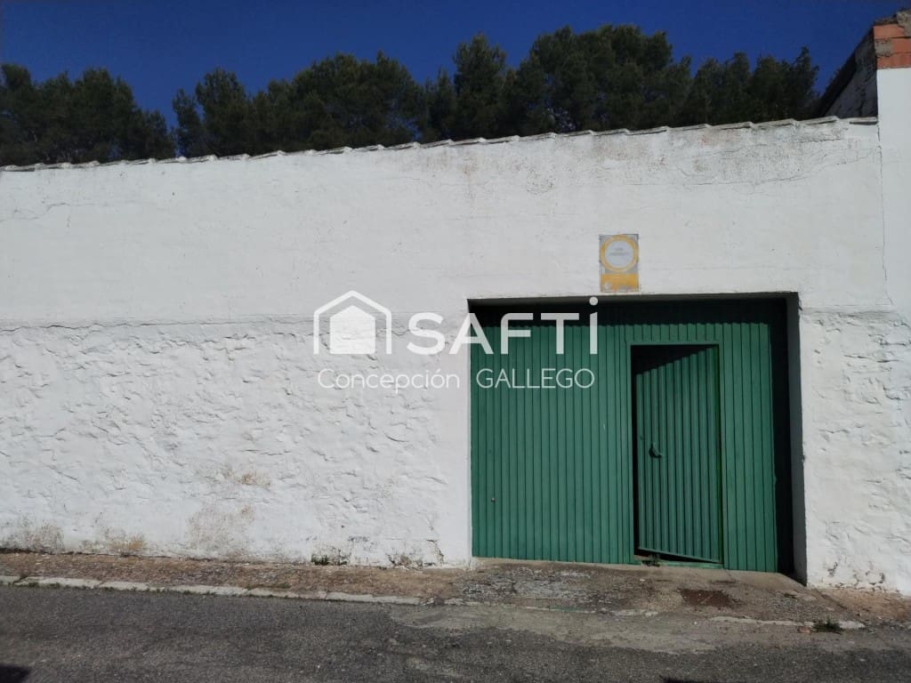 4 bedroom Villa for sale in Alcazar de San Juan - € 69,000 (Ref: 9924306)