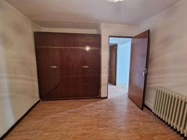 4 slaapkamer Rijtjeshuis te koop in Alcázar de San Juan met garage - € 69.000 (Ref: 9924306)