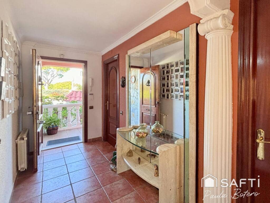 5 bedroom Villa for sale in Sant Pere de Ribes with pool - € 595,000 (Ref: 9927059)