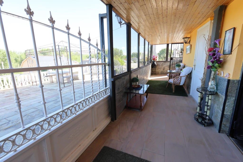 5 bedroom Villa for sale in Priaranza del Bierzo - € 250,000 (Ref: 9929061)