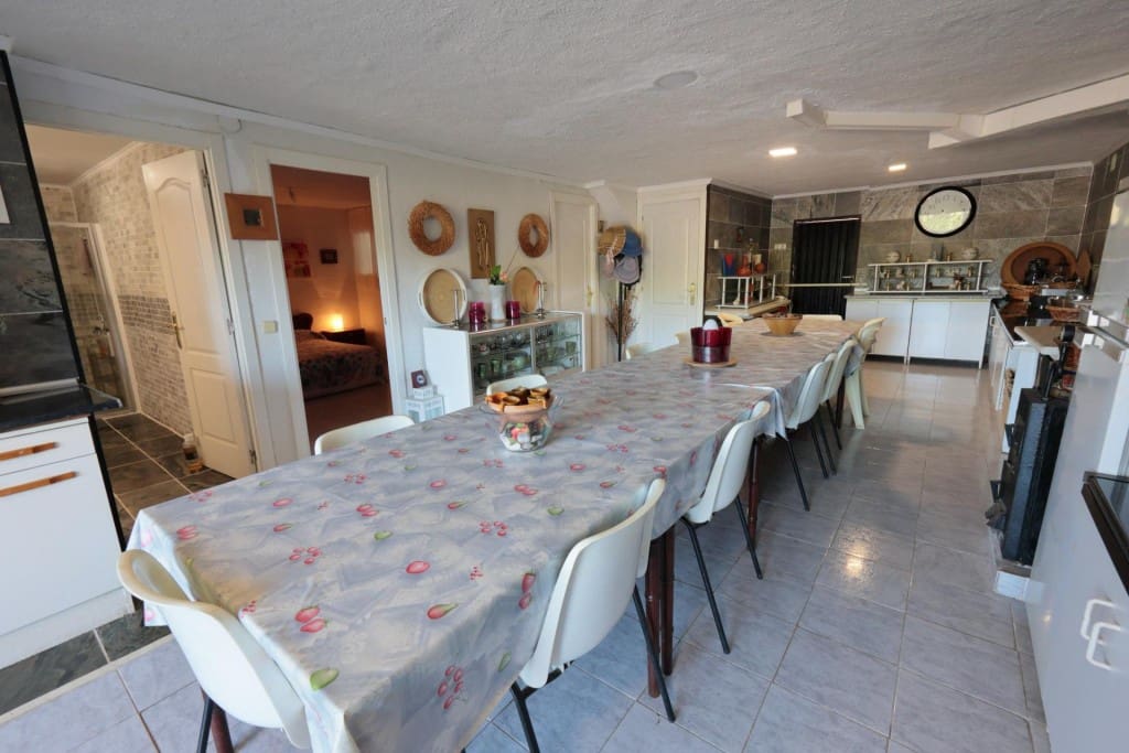 5 bedroom Villa for sale in Priaranza del Bierzo - € 250,000 (Ref: 9929061)