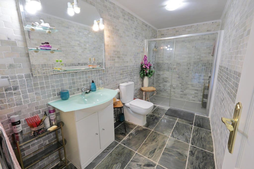 5 bedroom Villa for sale in Priaranza del Bierzo - € 250,000 (Ref: 9929061)