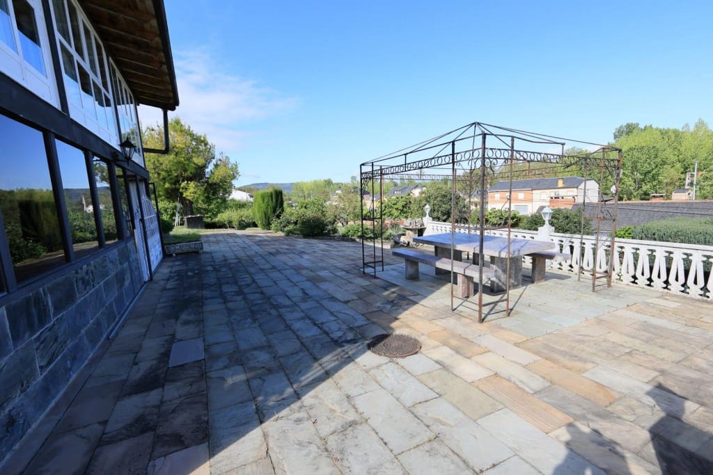 5 bedroom Villa for sale in Priaranza del Bierzo - € 250,000 (Ref: 9929061)