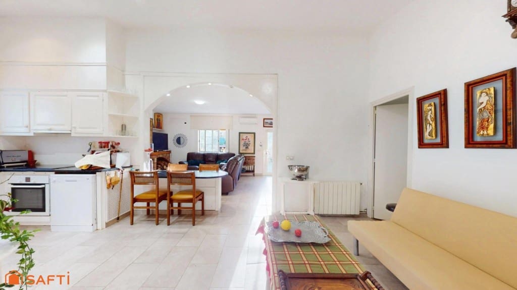 4 bedroom Villa for sale in Girona city with pool garage - € 890,000 (Ref: 9933753)