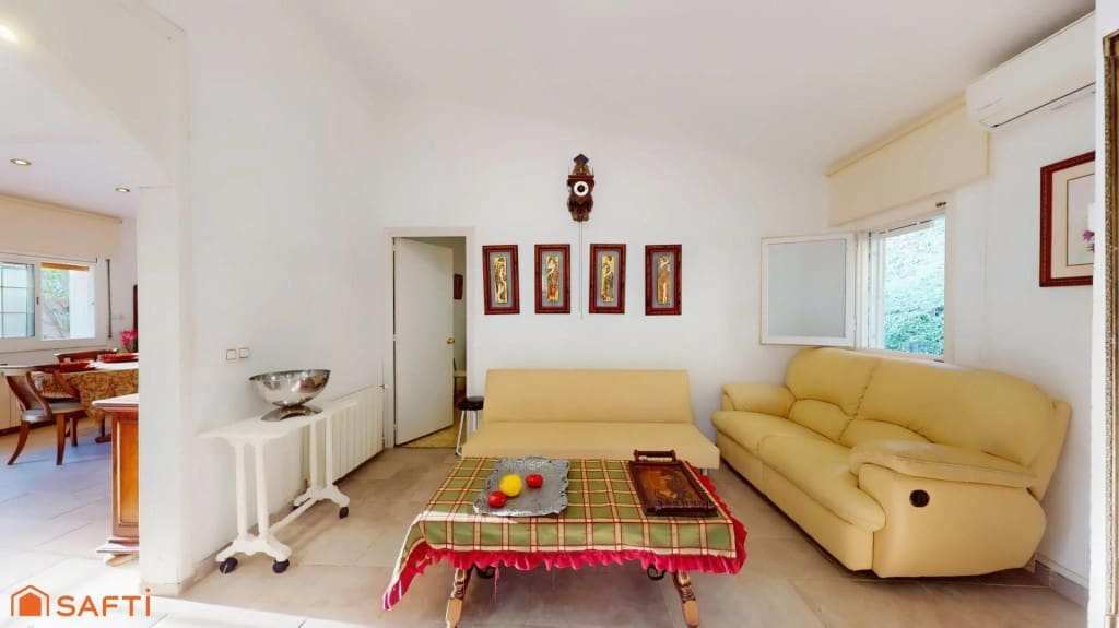 4 bedroom Villa for sale in Girona city with pool garage - € 890,000 (Ref: 9933753)