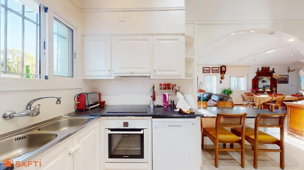 4 bedroom Villa for sale in Girona city with pool garage - € 890,000 (Ref: 9933753)