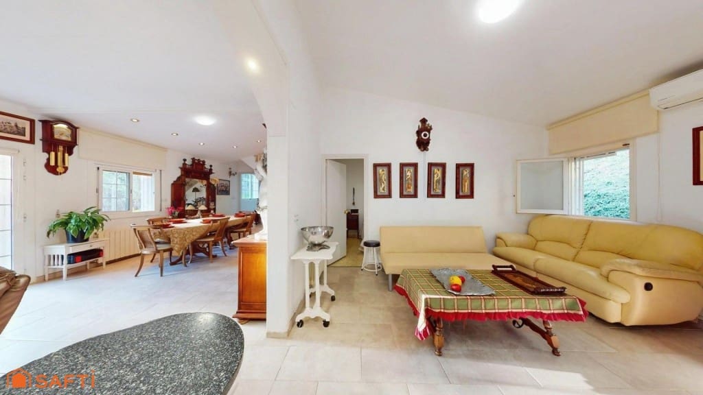 4 bedroom Villa for sale in Girona city with pool garage - € 890,000 (Ref: 9933753)
