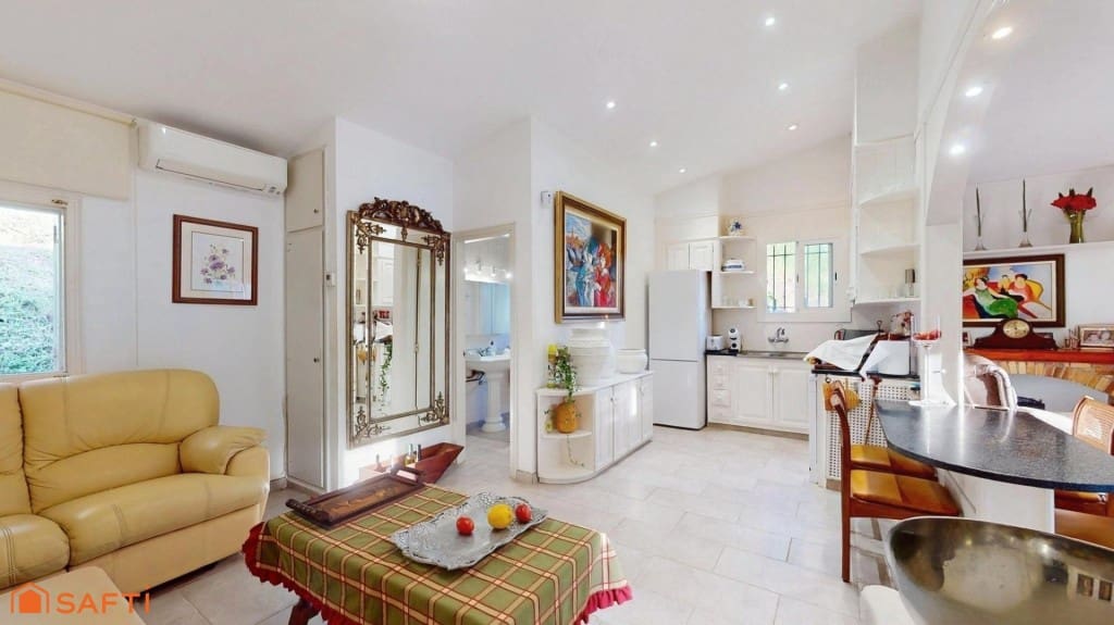 4 bedroom Villa for sale in Girona city with pool garage - € 890,000 (Ref: 9933753)