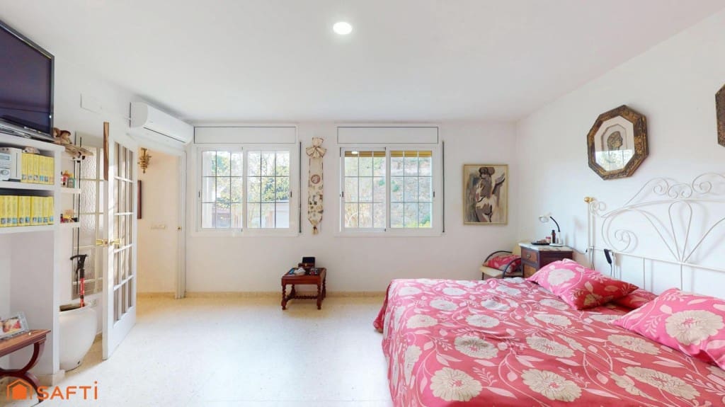4 bedroom Villa for sale in Girona city with pool garage - € 890,000 (Ref: 9933753)