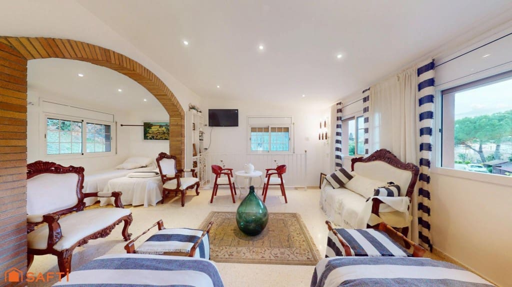 4 bedroom Villa for sale in Girona city with pool garage - € 890,000 (Ref: 9933753)
