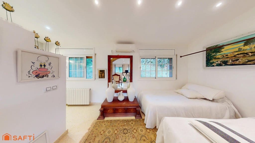 4 bedroom Villa for sale in Girona city with pool garage - € 890,000 (Ref: 9933753)