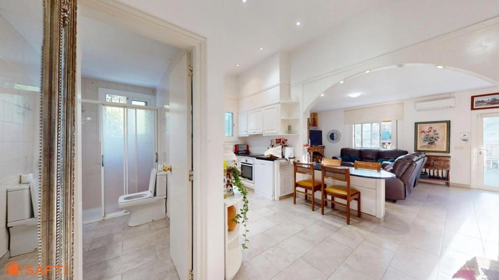 4 bedroom Villa for sale in Girona city with pool garage - € 890,000 (Ref: 9933753)