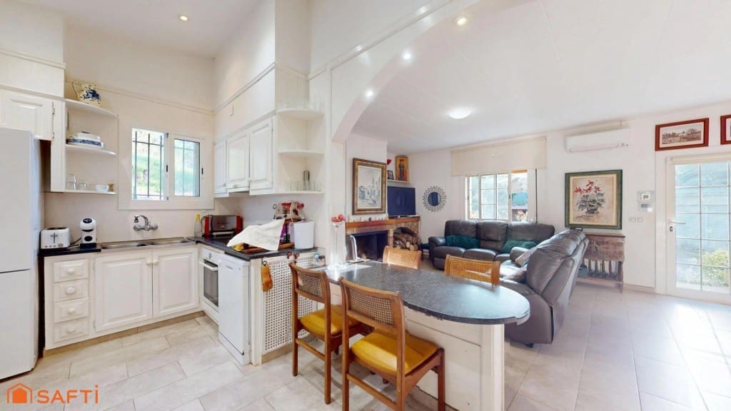 4 bedroom Villa for sale in Girona city with pool garage - € 890,000 (Ref: 9933753)