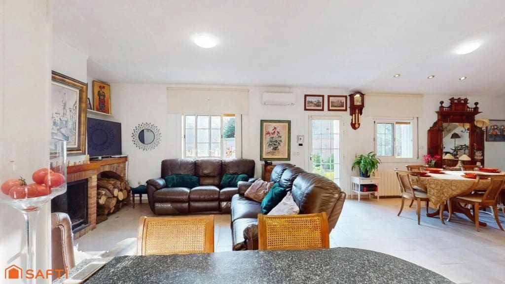 4 bedroom Villa for sale in Girona city with pool garage - € 890,000 (Ref: 9933753)