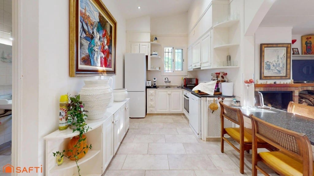 4 bedroom Villa for sale in Girona city with pool garage - € 890,000 (Ref: 9933753)