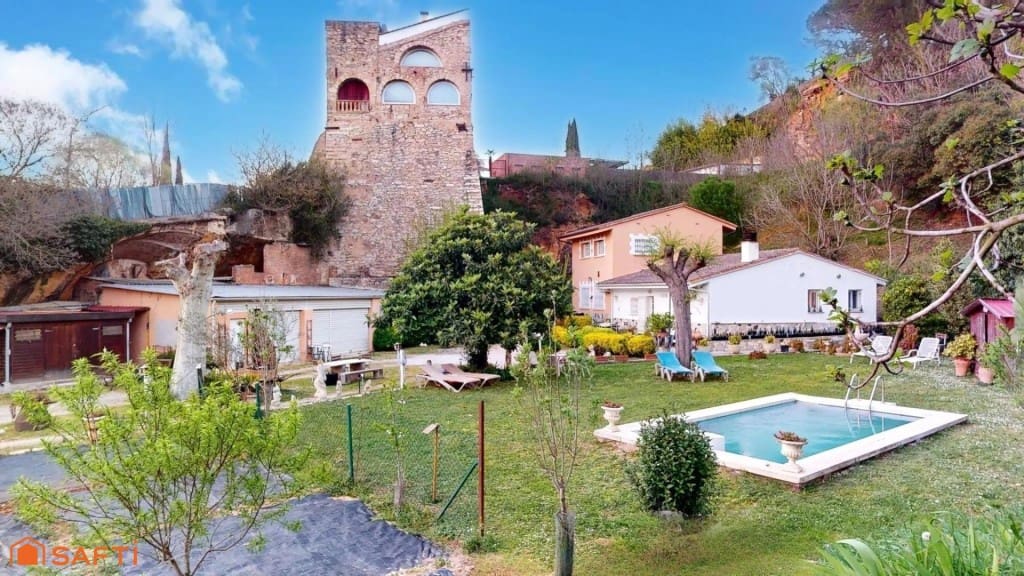 4 bedroom Villa for sale in Girona city with pool garage - € 890,000 (Ref: 9933753)