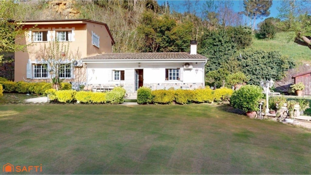 4 bedroom Villa for sale in Girona city with pool garage - € 890,000 (Ref: 9933753)