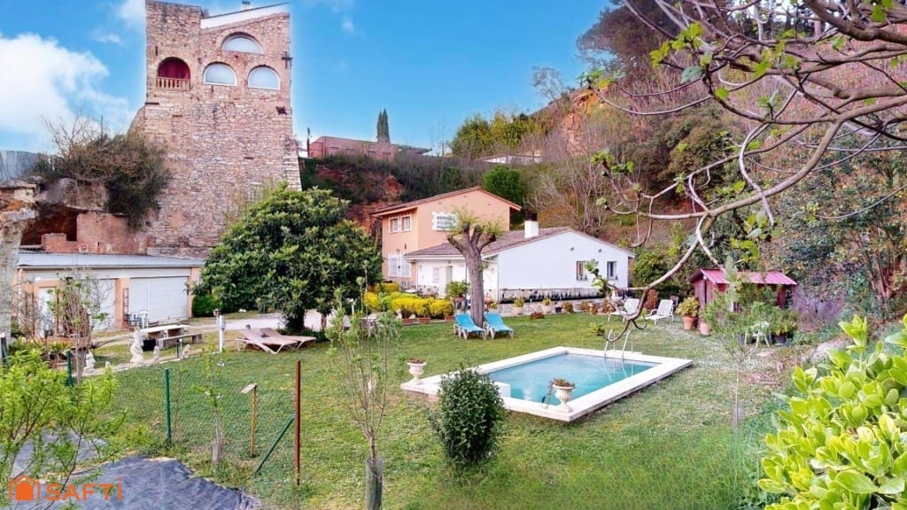 4 bedroom Villa for sale in Girona city with pool garage - € 890,000 (Ref: 9933753)