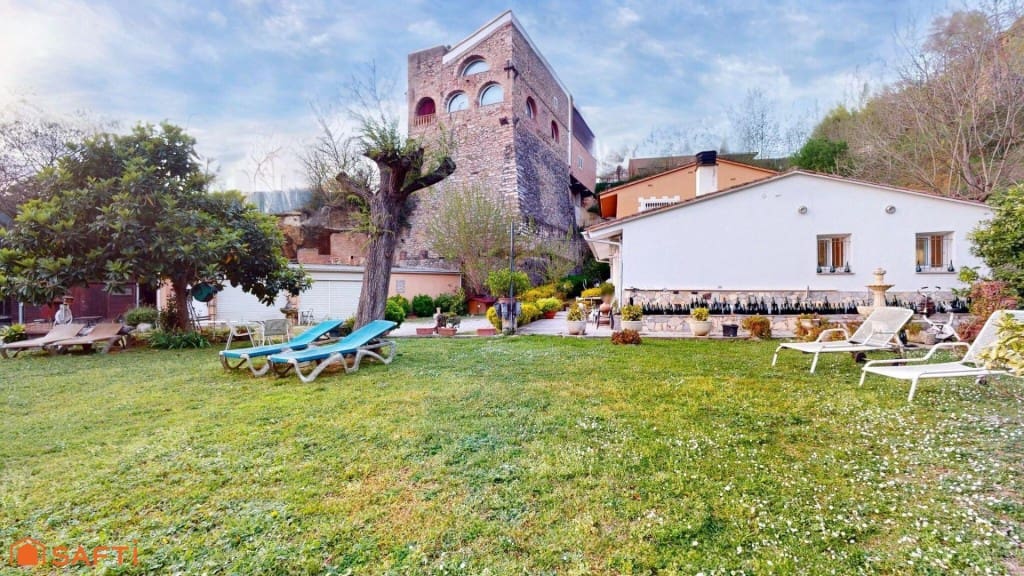 4 bedroom Villa for sale in Girona city with pool garage - € 890,000 (Ref: 9933753)