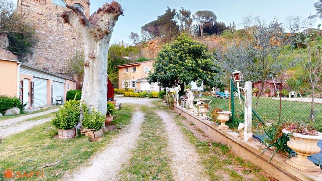 4 bedroom Villa for sale in Girona city with pool garage - € 890,000 (Ref: 9933753)