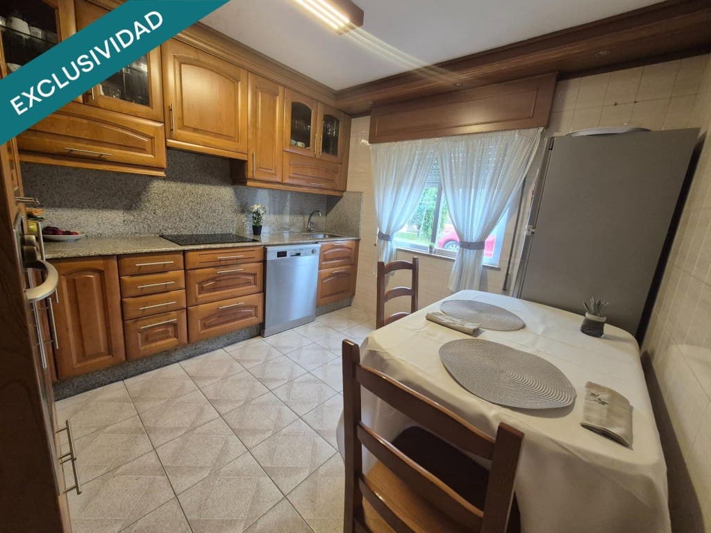 8 bedroom Villa for sale in Naron with garage - € 250,000 (Ref: 9933759)