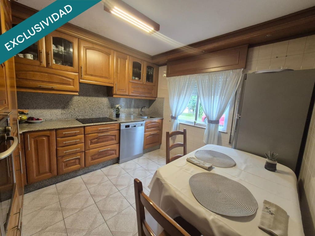 8 bedroom Villa for sale in Naron with garage - € 250,000 (Ref: 9933759)