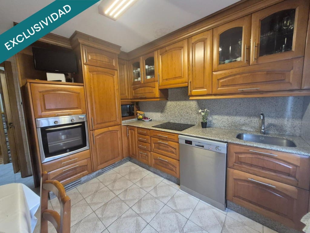 8 bedroom Villa for sale in Naron with garage - € 250,000 (Ref: 9933759)