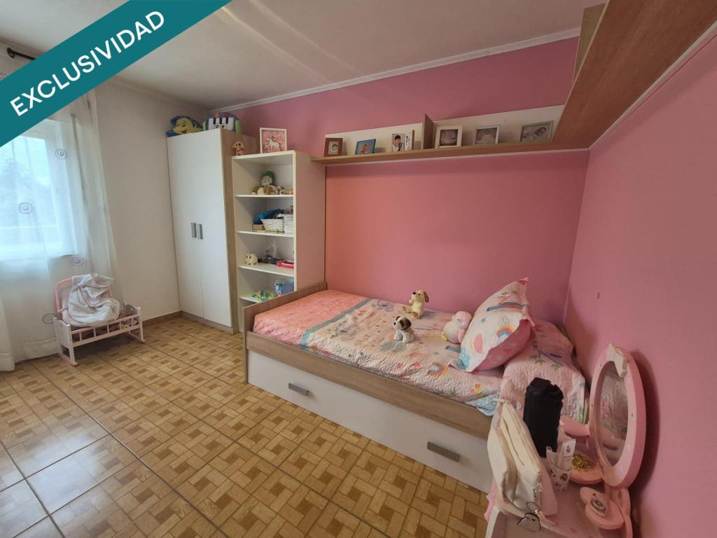 8 bedroom Villa for sale in Naron with garage - € 250,000 (Ref: 9933759)