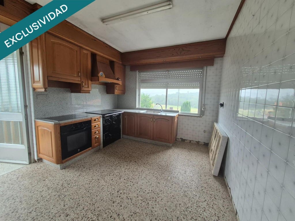 8 bedroom Villa for sale in Naron with garage - € 250,000 (Ref: 9933759)