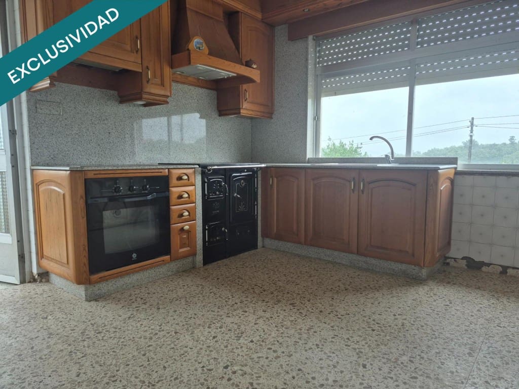 8 bedroom Villa for sale in Naron with garage - € 250,000 (Ref: 9933759)