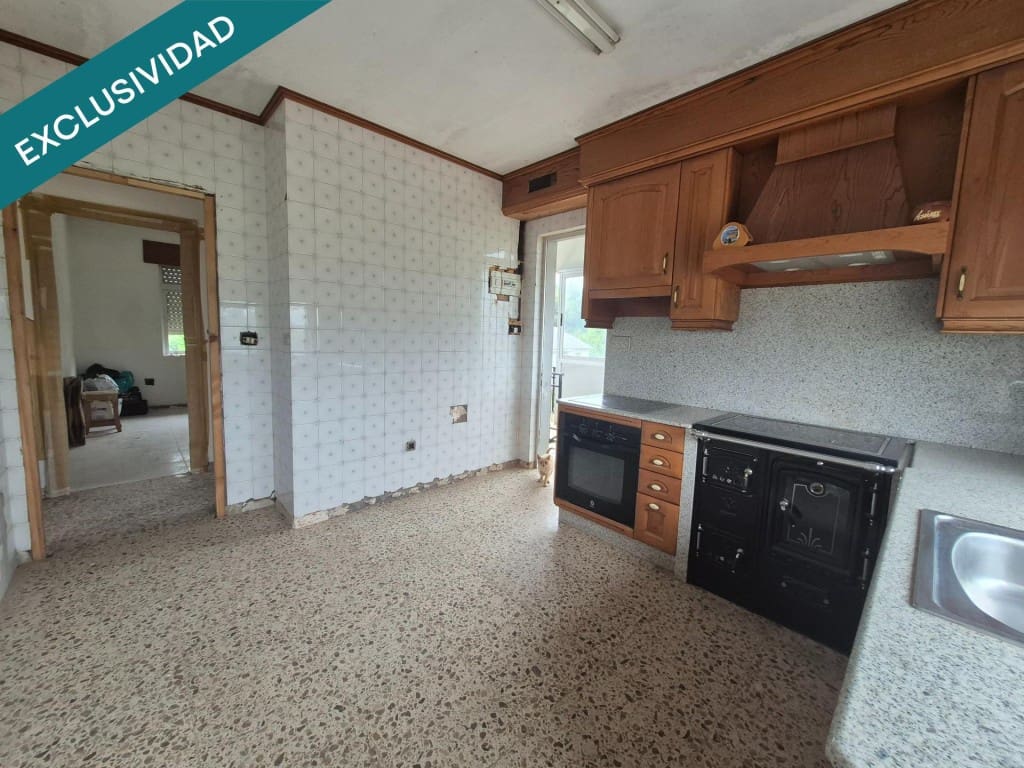8 bedroom Villa for sale in Naron with garage - € 250,000 (Ref: 9933759)
