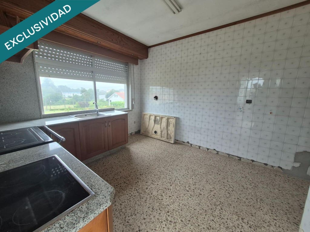 8 bedroom Villa for sale in Naron with garage - € 250,000 (Ref: 9933759)
