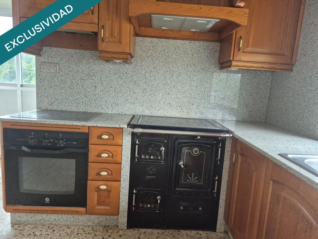 8 bedroom Villa for sale in Naron with garage - € 250,000 (Ref: 9933759)
