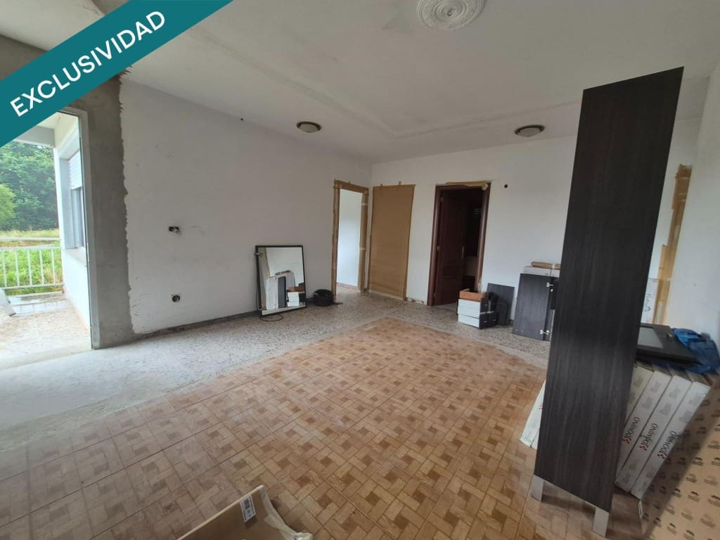 8 bedroom Villa for sale in Naron with garage - € 250,000 (Ref: 9933759)