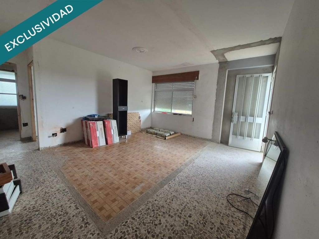 8 bedroom Villa for sale in Naron with garage - € 250,000 (Ref: 9933759)