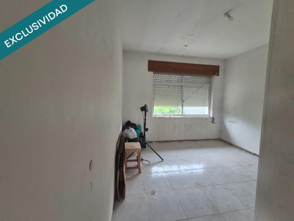 8 bedroom Villa for sale in Naron with garage - € 250,000 (Ref: 9933759)