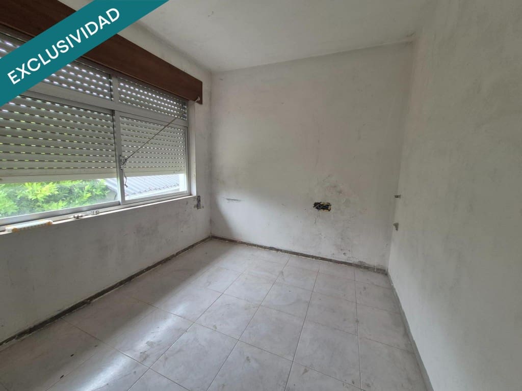 8 bedroom Villa for sale in Naron with garage - € 250,000 (Ref: 9933759)