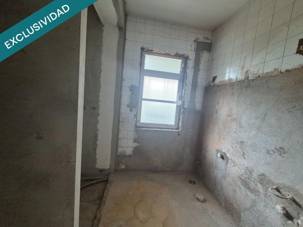 8 bedroom Villa for sale in Naron with garage - € 250,000 (Ref: 9933759)