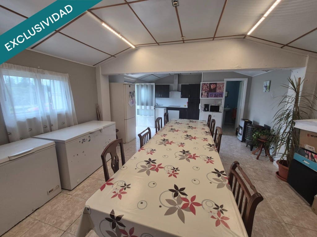8 bedroom Villa for sale in Naron with garage - € 250,000 (Ref: 9933759)