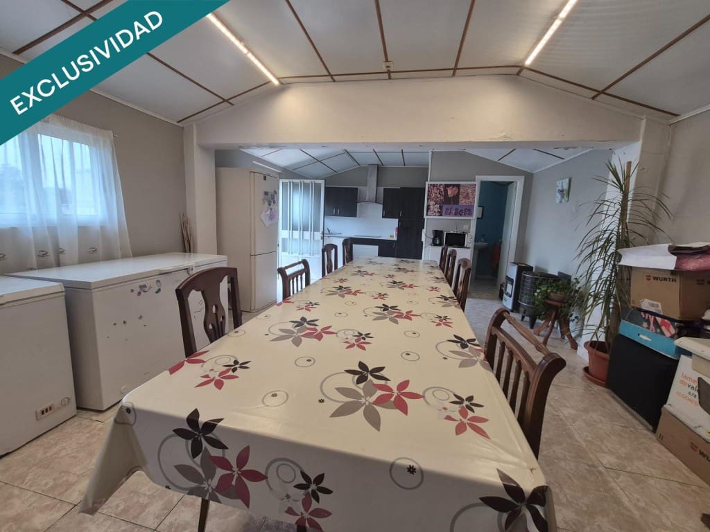 8 bedroom Villa for sale in Naron with garage - € 250,000 (Ref: 9933759)