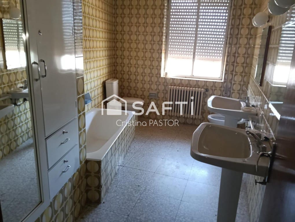 5 bedroom Apartment for sale in Valencia de Don Juan - € 126,000 (Ref: 9939635)