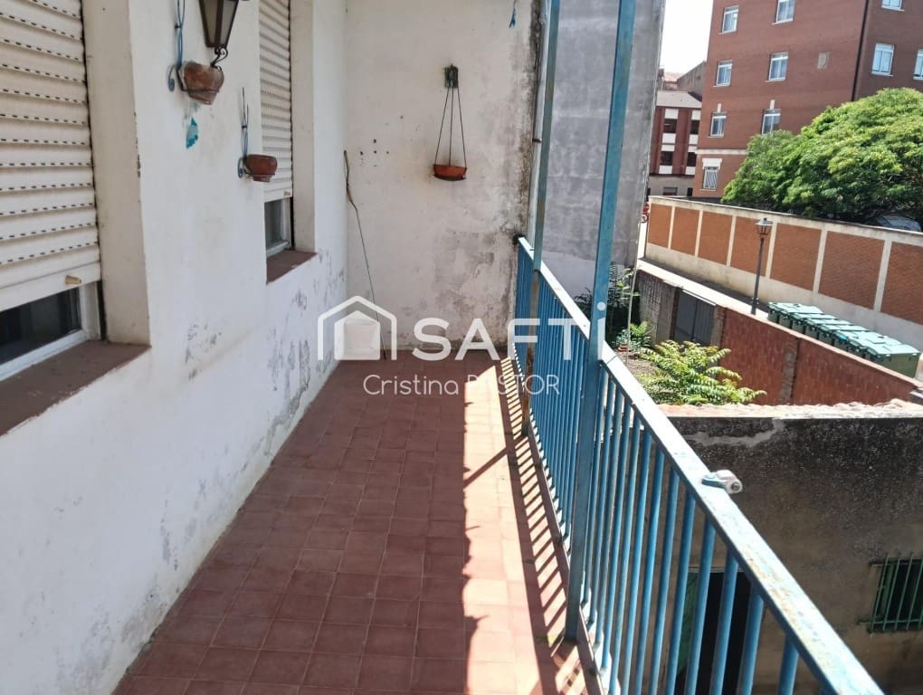 5 bedroom Apartment for sale in Valencia de Don Juan - € 126,000 (Ref: 9939635)
