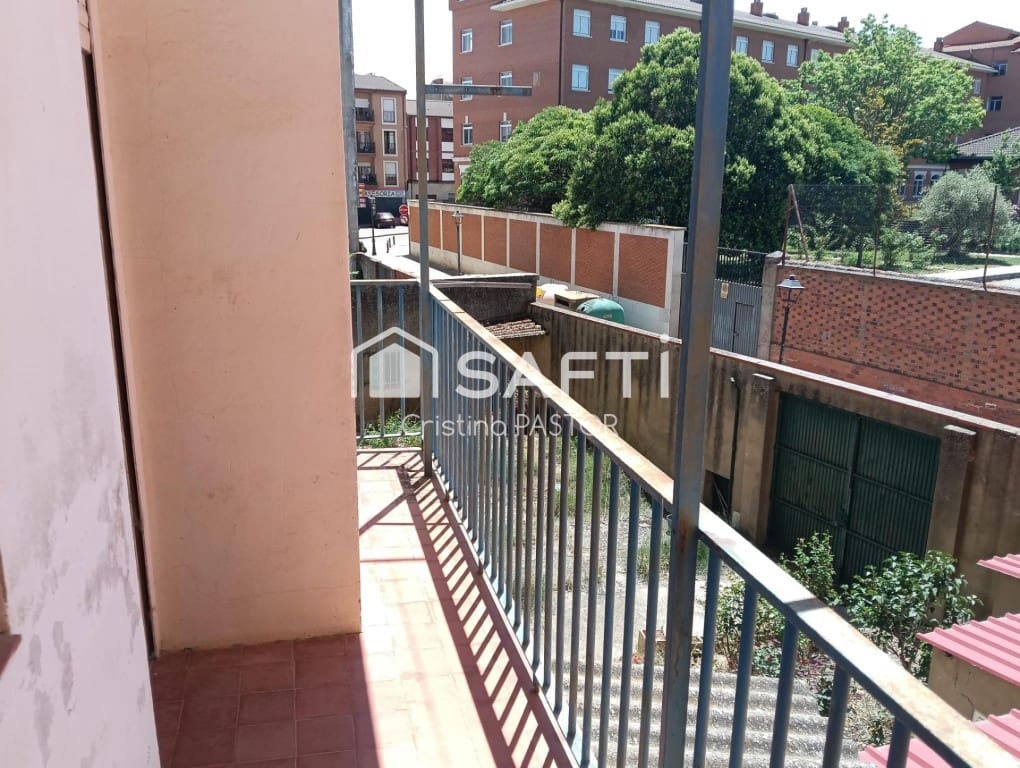 5 bedroom Apartment for sale in Valencia de Don Juan - € 126,000 (Ref: 9939635)