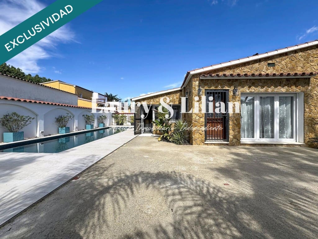 2 soveværelse Villa til salg i Empuriabrava med swimmingpool garage - € 519.000 (Ref: 9947524)
