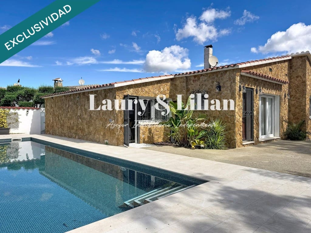 2 soveværelse Villa til salg i Empuriabrava med swimmingpool garage - € 519.000 (Ref: 9947524)