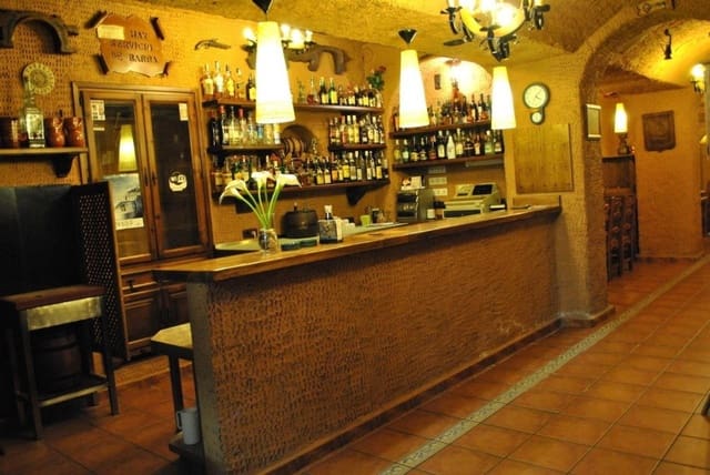 Comercial para venda em Valdevimbre - 400 000 € (Ref: 9947531)